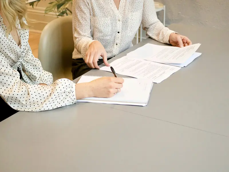 Signature d'un document lors d'un rendez-vous de conseil