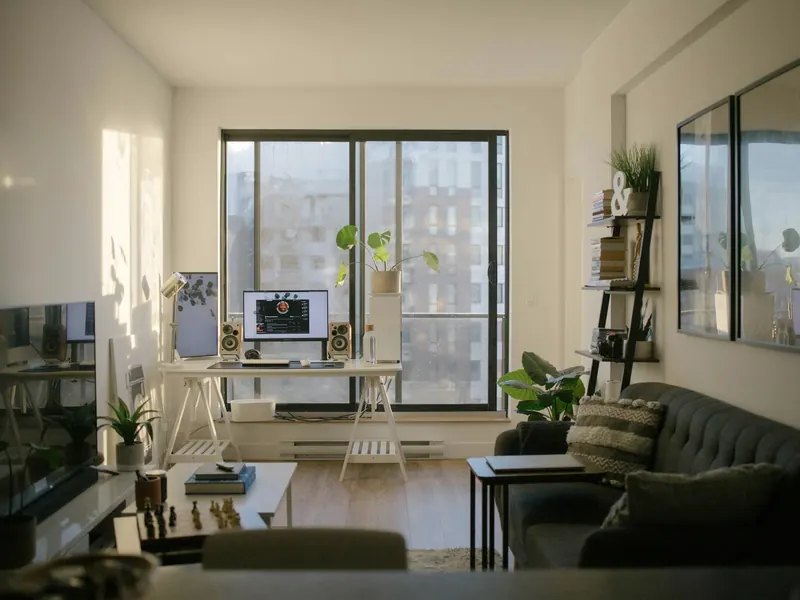 Séjour lumineux d'un appartement présenté à la visite